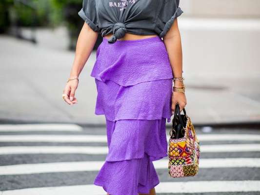 O roxo ainda é tendência para 2019: no verão, vale apostar na saia roxa com detalhes leves, como os babados