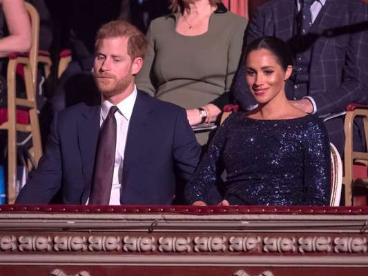 Com look inspirado em Diana, Meghan Markle quebra protocolo com Harry em espetáculo beneficente na quarta-feira, dia 17 de janeiro de 2019