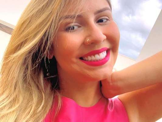 Marília Mendonça combina batom com look rosa e encanta seguidores no Instagram