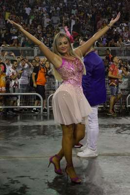 A rainha de bateria da Rosas de Ouro, Ellen Rocche, durante ensaio técnico da escola de samba no Sambódromo do Anhembi, na noite de sábado, 19.