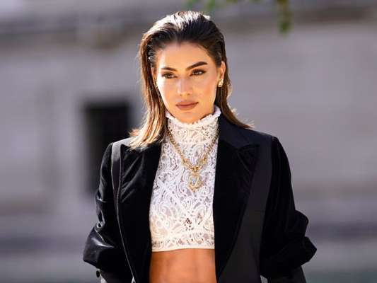 Camila Coelho: alfaiataria + cropped rendado
