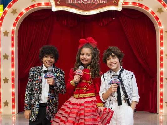Na novela 'Verão 90', a patotinha mágica começa nos anos 80