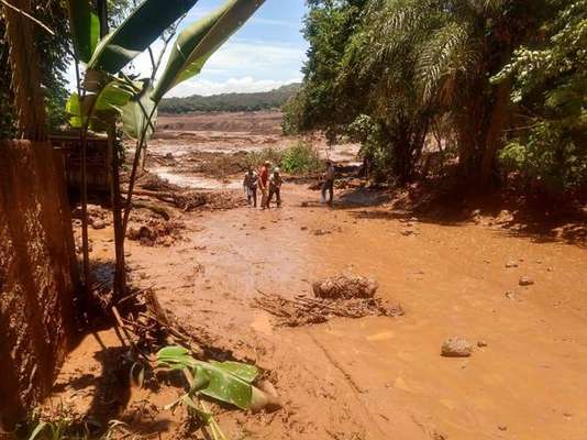 Destruição provocada por queda de barragem em Minas Gerais