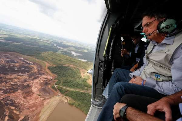 Presidente Bolsonaro - Presidente Jair Bolsonaro observa destruição causada após rompimento de barragem da Vale em sobrevoo a Brumadinho