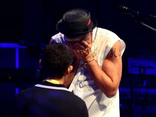 Lulu Santos foi pedido em casamento pelo namorado, Clebson Teixeira, durante show na madrugada deste domingo, 27 de janeiro de 2019
