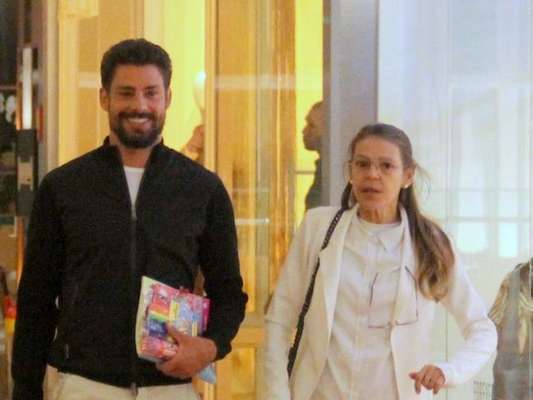 Mãe de Cauã Reymond, Denise Reymond, morreu há cerca de 10 dias, segundo o colunista Leo Dias