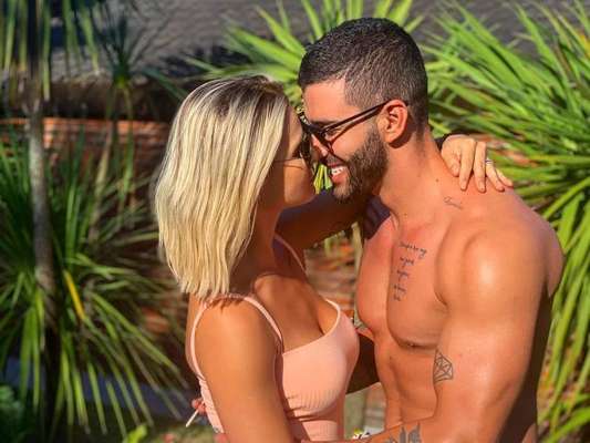 Andressa Suita e Gusttavo Lima viajaram com amigos para Punta del Este, no Uruguai