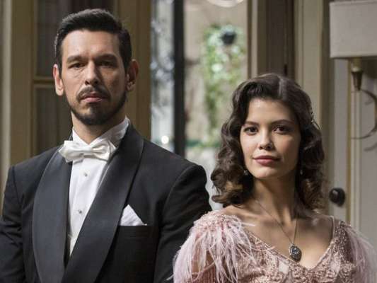 Júlia (Vitória Strada) trai o noivo, Gustavo Bruno (João Vicente de Castro) e transa com Danilo (Rafael Cardoso) nos próximos capítulos da novela 'Espelho da Vida'