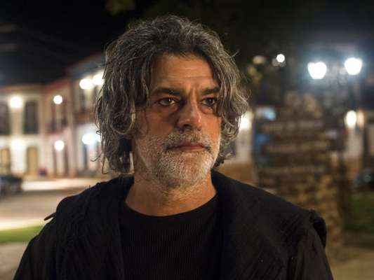 Nos capítulos do dia 04 ao dia 09 de fevereiro de 'O Sétimo Guardião', Léon voltará a ser homem e seu nome é na verdade Murilo (Eduardo Moscovis).