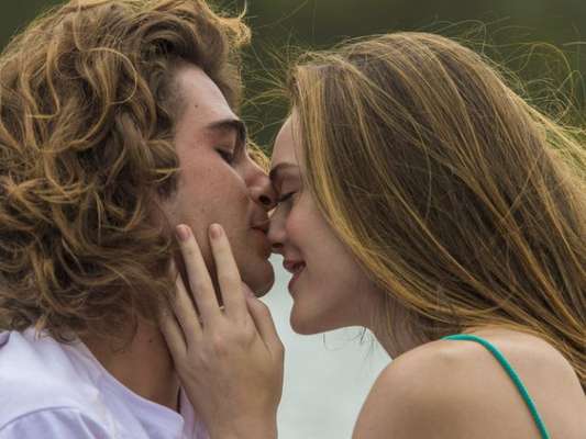 Manu (Isabelle Drummond) fica sensibilizada com declaração de João (Rafael Vitti) depois de ir embora do apartamento dele ao encontrar Moana (Giovana Cordeiro) na cama dele no capítulo de sexta-feira, 8 de fevereiro de 2019 da novela 'Verão 90'