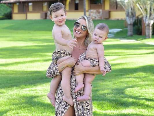 Andressa Suita combinou o look com os filhos, Gabriel e Samuel, neste domingo, 3 de fevereiro de 2018