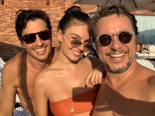 Isis Valverde curtiu piscina com marido e amigo em hotel no Rio de Janeiro neste sábado, 2 de fevereiro de 2019