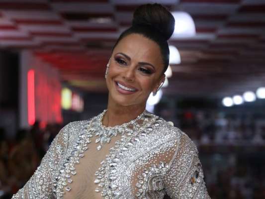 Viviane Araujo posa com vestido luxuoso em ensaio de Carnaval no sábado, 02 de fevereiro de 2019