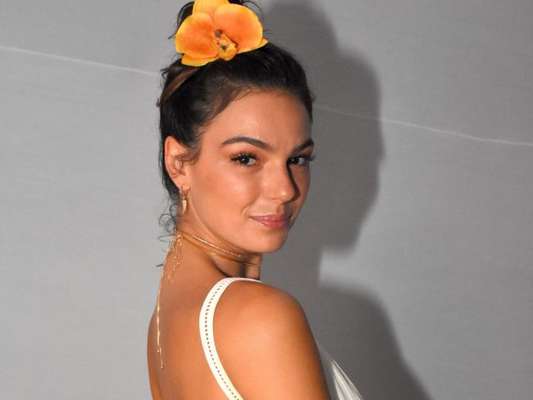 Isis Valverde exibe barriga pós-parto em look de verão e famosas elogiam nesta segunda-feira, dia 04 de fevereiro de 2019