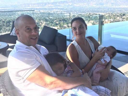 Vin Diesel e Gal Gadot - A dupla, que contracenou junta em 'Velozes e Furiosos', costuma se encontrar fora dos sets e até postar alguns momentos entre suas famílias nas redes sociais