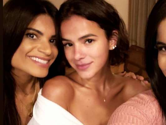 Bruna Marquezinhe tem dia de beleza e afina corpo e rosto com massagem