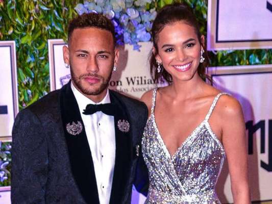 Internauta ironiza look de Neymar em festa e Bruna Marquezine curte tweet