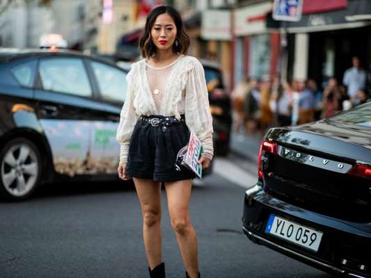 Shorts com pegada retrô + blusa romântica