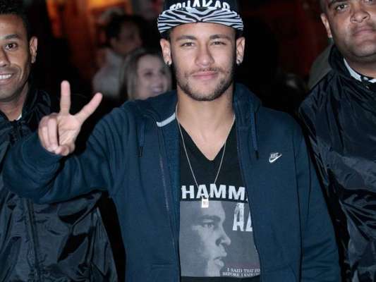Neymar é criticado por festanças enquanto machucado