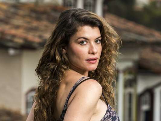 Isabel (Alinne Moraes) vai tentar trancar Cris (Vitória Strada) no passado nos próximos capítulos da novela 'Espelho da Vida' após descobrir que a rival consegue voltar para sua vida anterior
