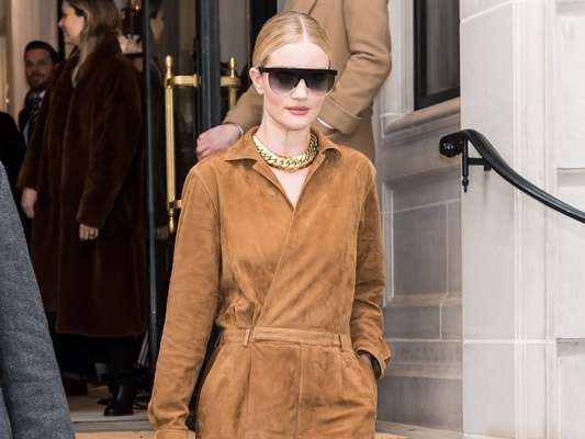 Moda de rua na NYFW: a modelo e atriz Rosie Huntington-Whiteley após o desfile de Primavera / Verão de Ralph Lauren