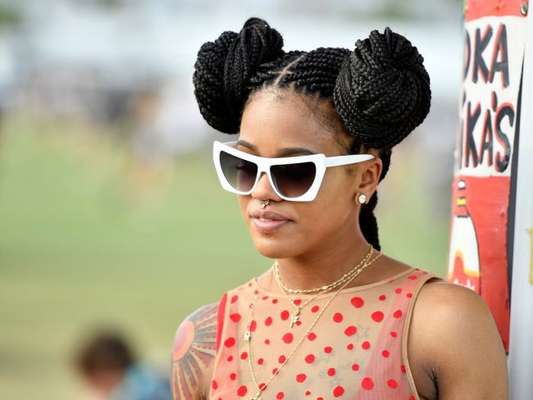Quem tem tranças também pode apostar nos coques altos e duplos para deixar o look de Carnaval mais divertido