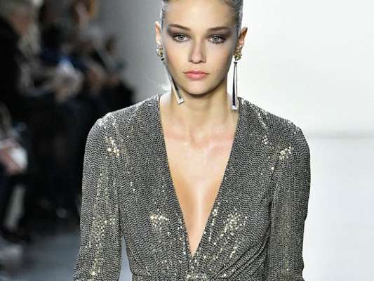 Brilho e descote no desfile de Badgley Mischka Ready to Wear Outono Inverno na Semana de Moda de Nova York.