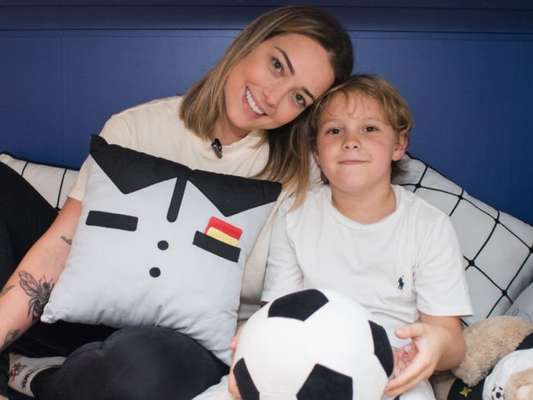 Em Paris, Davi Lucca mata saudades da mãe, Carol Dantas, através de vídeos