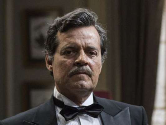 Eugênio (Felipe Camargo) expulsa a filha, Júlia (Vitória Strada), de casa ao descobrir que ela, noiva de Gustavo Bruno (João Vicente de Castro) está grávida de Danilo (Rafael Cardoso) nos próximos capítulos da novela 'Espelho da Vida'