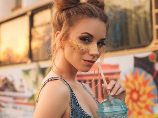 O coque é fashion e deixa seu corpo fresquinho no Carnaval! Confira as inspirações do penteado!