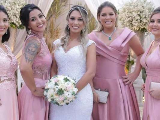 Marília Mendonça apostou em um look ombro a ombro para casamento de amigo