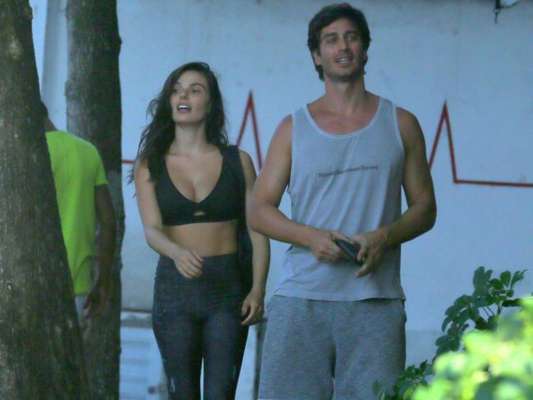 Isis Valverde foi fotografada com o marido, André Resende, na Barra da Tijuca, Zona Oeste do Rio, nesta segunda-feira, 11 de fevereiro de 2019