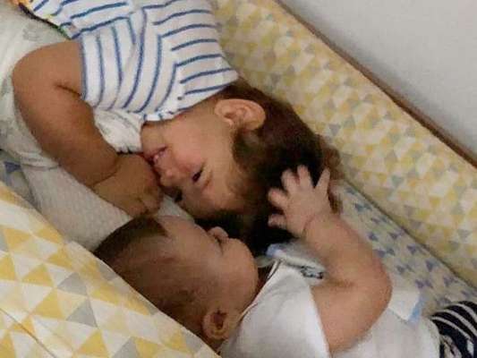 Andressa Suita compartilhou momento de fofura dos filhos, Gabriel e Samuel, de pijama trocando carinhos em berço: 'Amor'