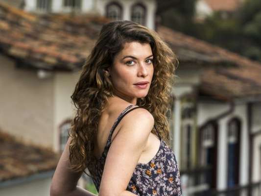 Isabel (Alinne Moraes) prende Cris (Vitória Strada) no passado ao destruir o portal mágico nos próximos capítulos da novela 'Espelho da Vida'