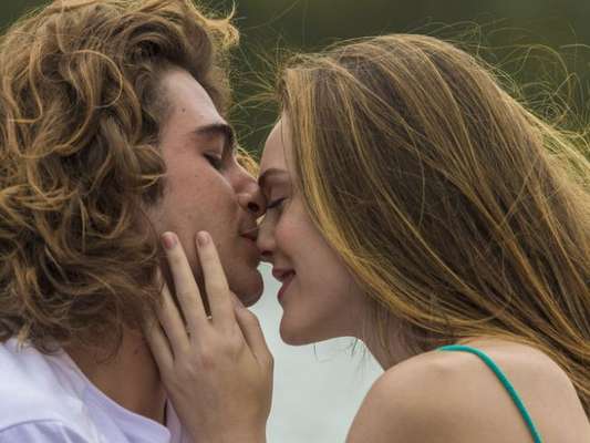 João (Rafael Vitti) surpreende e pede Manu (Isabelle Drummond) em casamento nos próximos capítulos da novela 'Verão 90'