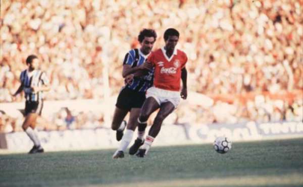 Nílson foi o herói do Inter no 'Gre-Nal do Século'. Em 12 de fevereiro de 1989, ele marcou os dois no 2 a 1 sobre o Grêmio