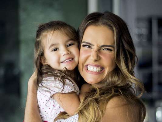 Filha de Deborah Secco, Maria Flor tem apenas 3 anos e já é sucesso nas redes sociais pela sua simpatia, fofura e desenvoltura diante das câmeras
