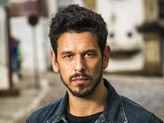 Alain (João Vicente de Castro) vai conhecer Letícia (Letícia Persiles), por quem foi apaixonado na outra vida na novela 'Espelho da Vida'