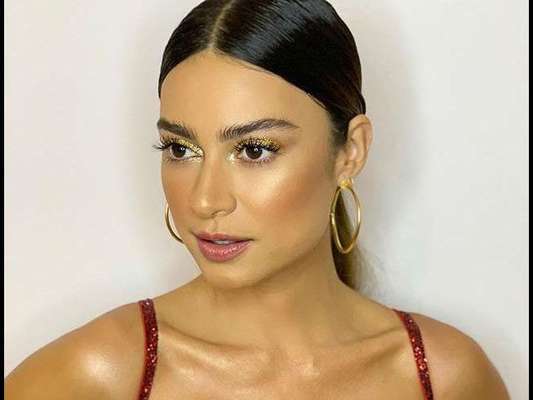 Beauty artist das famosas dá dicas de makes que serão trend no Carnaval 2019 e não saem dos rostos das celebs! Thaila Ayala, por exemplo, apostou em um glitter bem fininho e dourado nos olhos para o ensaio técnico da Grande Rio