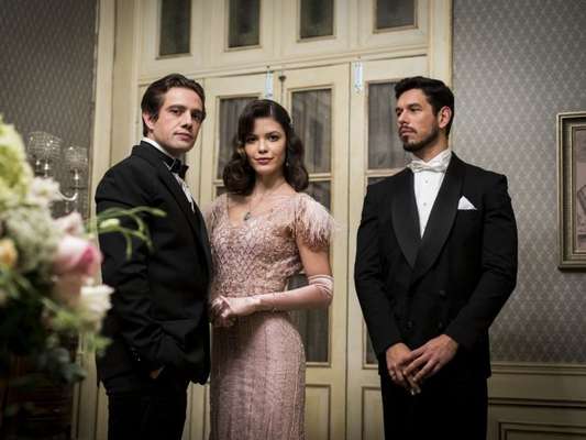 Gustavo Bruno (João Vicente de Castro) tentará matar Danilo (Rafael Cardoso) após descobrir que Julia está grávida (Vitória Strada) na novela 'Espelho da Vida'