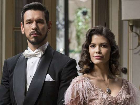 Alain (João Vicente de Castro) vai suspeitar que Júlia (Vitória Strada) foi morta por Gustavo Bruno (João Vicente de Castro) na novela 'Espelho da Vida'