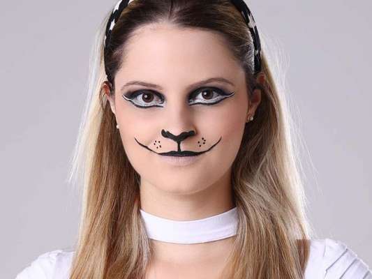 Aprenda o passo a passo da maquiagem de gatinha para o Carnaval!