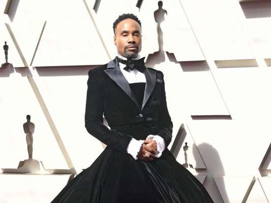 Billy Porter apostou em um vestido de gala com smoking na parte de cima by Christian Siriano para o Oscar 2019