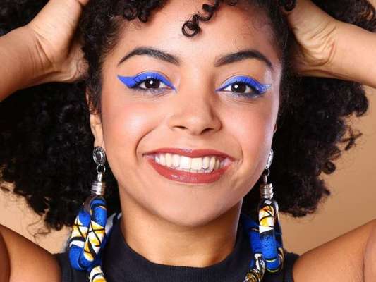 O neon vem com tudo na maquiagem de Carnaval! O delineado gráfico e grosso chama atenção para o olhar e causa impacto