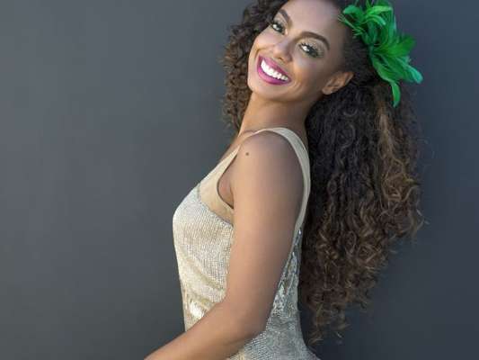 Para o ensaio fotográfico, Dandara Mariana usou um look dourado com franjas e paetês, um arranjo verde e uma make com bastante glitter.