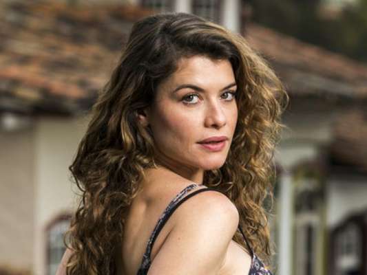 Sheila (Dandara Albuquerque) conta as armações de Isabel (Alinne Moraes) e a jornalsita tem sua prisão decretada a partir do capítulo de sexta-feira, 15 de março de 2019 da novela 'Espelho da Vida'