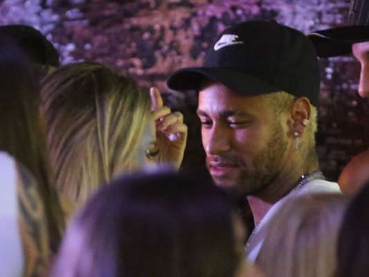 Neymar é visto em clima de romance em Salvador; cantora é apontada como affair por fãs na madrugada deste sábado, dia 02 de fevereiro de 2019