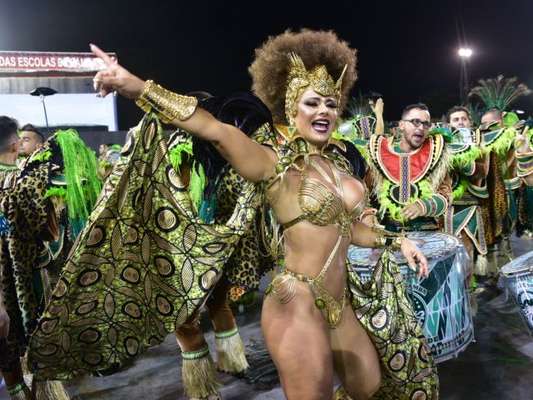 Viviane Araújo representa princesa africana à frente da bateria da Mancha Verde neste sábado, dia 02 de março de 2019