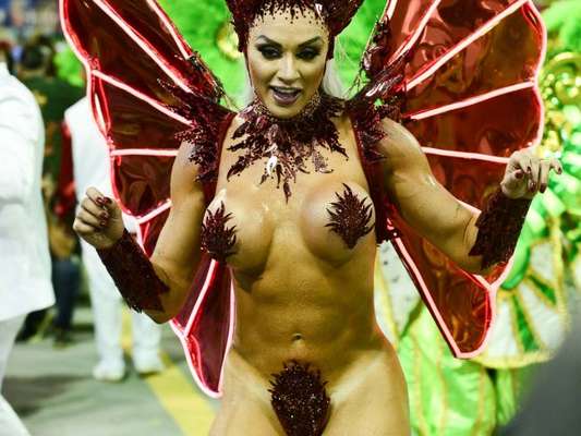Rainha de bateria da X-9 Paulistana, Juju Salimeni desfila só de tapa-sexo pelo Sambódromo do Anhembi, em São Paulo, na madrugada deste sábado, 2 de março de 2019