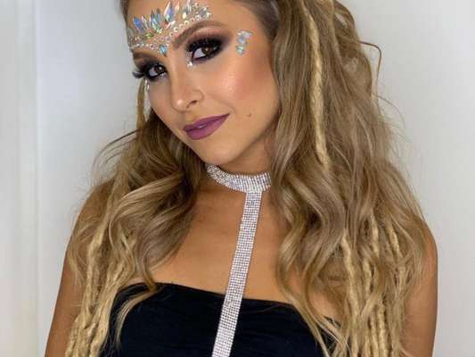 Carla Diaz não quis saber de nada discreto. A atriz usou olhos esfumados em tons de marrom e preto e muita pedraria na testa. A boca em tom de mauva deixou a make ainda mais poderosa